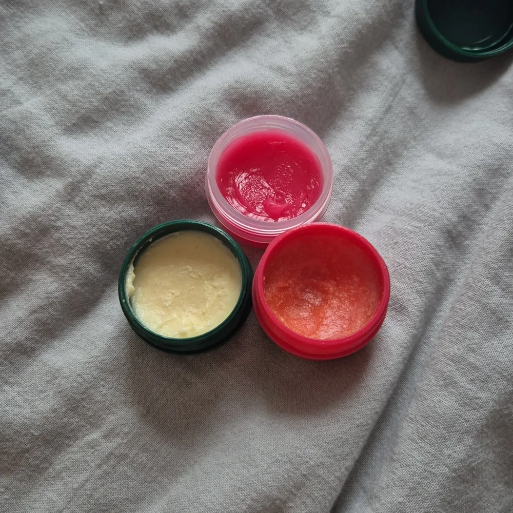 Tre doftande lip butter från the body shop! De doftar jätte gott och känns mjuka på läpparna! Jag säljer alla 3 tillsammans för 30 kr!. Accessoarer.