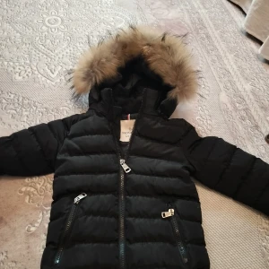 Moncler jacka  - Moncler jacka för barn 3-4 år. Har två likadana 