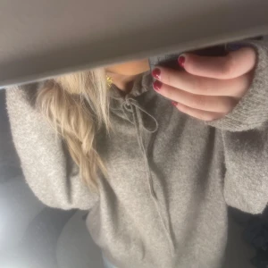 Stickad hoddie  - Stickad hoddie från Lindex men säljer för att det inte riktigt är min stil längre. Bra skick💓💓