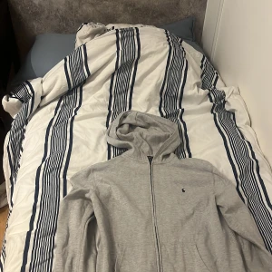 Polo tjocktröja - Poloralphlauren tjocktröja, riktigt fet, inga defekter överhuvudtaget är som gott som ny, Storleken är men 18-20 men sitter som en S.