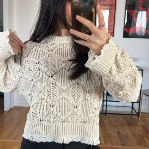 Beige stickad tröja med spetsdetaljer Zara - Säljer en superfin beige stickad tröja med vackra spetsdetaljer vid ärmslut och nederkant. Tröjan har ett snyggt mönster och är perfekt för både höst och vår. Den är långärmad och har en normal passform. Perfekt för att hålla sig varm och snygg💓