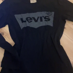 Levis tröja - Säljer min svarta Levis tröja 