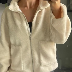 Teddy Jacka - Helt ny! Snygg Teddy, tyvärr lite kort för mig som vanligtvis brukar trivas mer i M på jacka.  Missade datumet för retur. Från merley Stockholm, 600kr nypris, jag tänkte 270 ink frakt, storlek S 💕