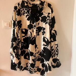 Zara Blouse size M - Cute zara print blouse Satin