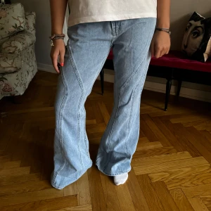 Low waist jeans - Säljer dessa blåa jeans med ”sträck” så coola men kommer inte riktigt till användning! 💞💞