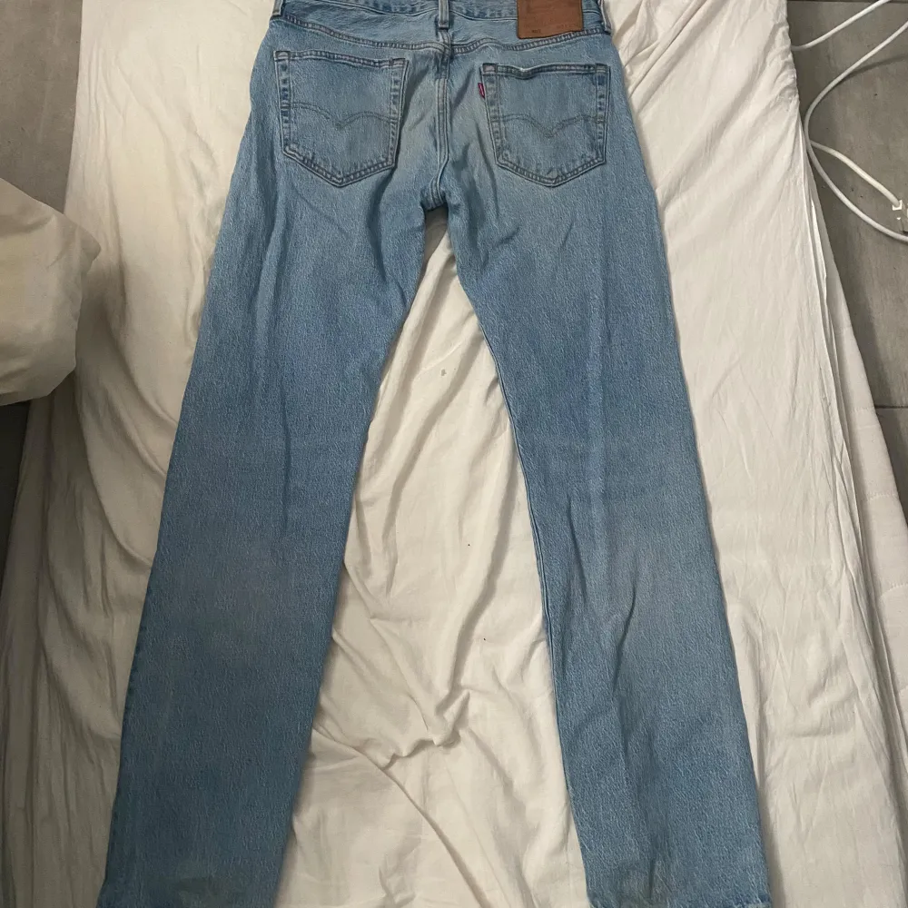 Säljer dessa feta 2 par Levis 501 jeans då dom inte kommer till användning dom är i bra skick förutom att ett par har ett litet hål vid höger knä. Jeans & Byxor.