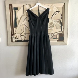 Vintage klänning med bolerojacka  - En fantastisk fin vintage klänning med tillhörande bolerojacka i från den legendariske Jonny Herbert. Mycket väl bevarad och ser ej använd ut. Petite strl 34. Dragkedja bak.