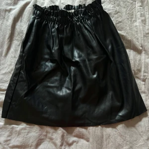 Svart Vintage dressing skinn kjol - Skick: väldigt bra