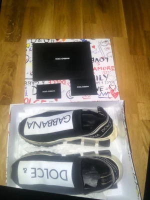 Dolce Gabbana skor (ÄKTA) - Säljer min killes fina Dolce Gabbana skor då dom inte kommer till användning längre.  Köpta för 5600 Säljer dom för 3000 (tar bud)