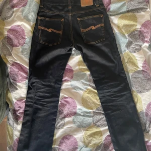 Nudie jeans w31 - Ett par nudie jeans i bra skick. W31 L32 är väldigt mörk blåa