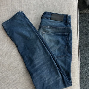 Hugo boss jeans - Slim fit. Skick 8/10. Mörkblå i str 31/32 Nypris 1600