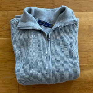 Ralph Lauren tröja  - Säljer nu en Ralph lauren tröja. Färgen är grå och storleken är M. Skicket är utmärkt då den är väldigt sparsamt använd. Nypriset är 2395 men säljer den nu för 700. 