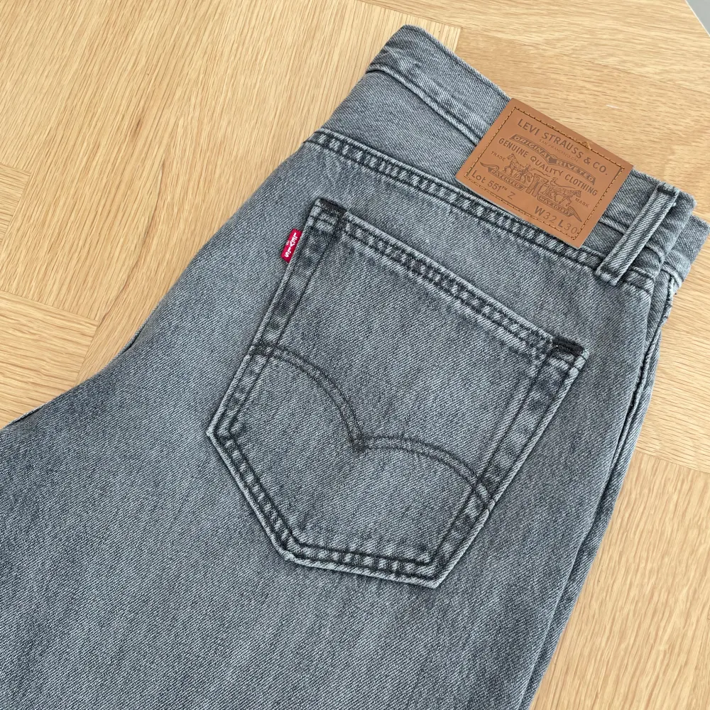 Gråa Levis 551 storlek 32/30. pm om ni har frågor. Jeans & Byxor.