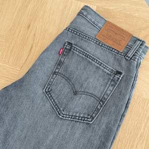 Gråa Levis 551 storlek 32/30. pm om ni har frågor