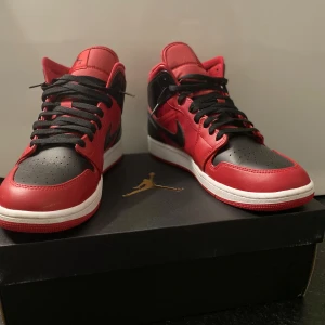 Nike Air Jordans i rött och svart - Säljer ett par snygga Nike Air Jordans i rött och svart. Skorna är knappt använda och är nästan som i nyskick, säljer pågrund av att jag inte använder de längre alls. Köpta för 1200kr.
