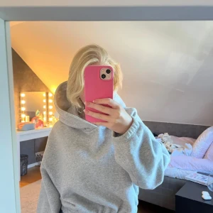 Grå hoodie  - Aldrig använd, köpt på Plick begagnat.