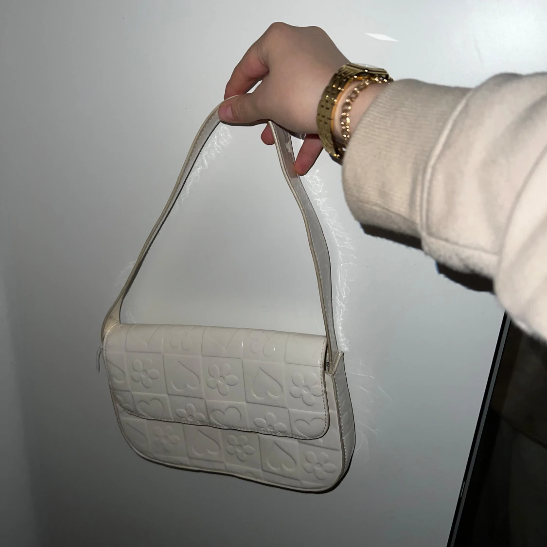Vit Axelväska, glansig  - 90