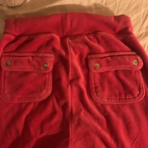 Rosa juicy couture byxor - Säljer mina juicy couture byxor då jag tröttnat på färgen!💖 dessa är rosa i färgen och i strlk xxs. Använda fåtal gånger samt inga defekter. Köparen står för frakt!❤️ TRYCK EJ PÅ KÖP NU