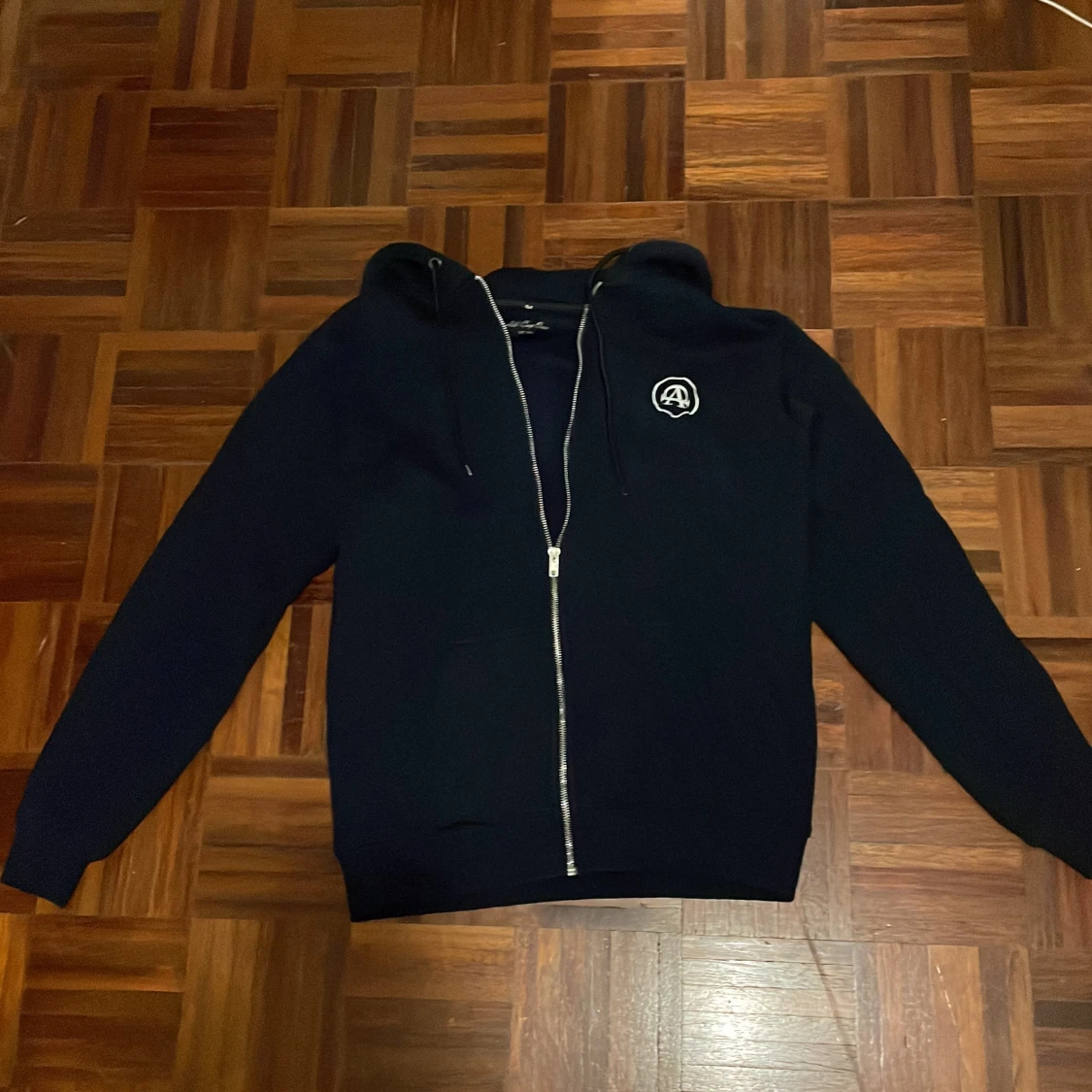 All cap 1 marinblå hoodie