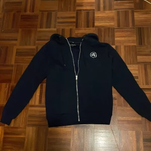 All cap 1 marinblå hoodie - Endast använd ett fåtal gånger, så bra skick! 