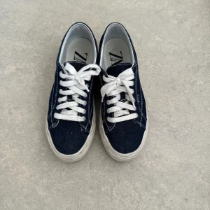 Sneakers Zara - (Lånade bilder)💗  Jättefina sneakers från Zara, köpta här på Plick men använt fåtal gånger🙌🏼