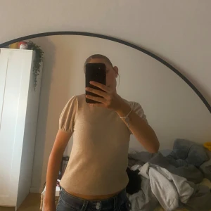 Beige tröja från zara💕 - Köpte den från Sellpy för ett tag sen men inte använt. Den är inte nopprig och har inga fläckar. Näst intill ny!  Jag är ca 167 cm lång. 