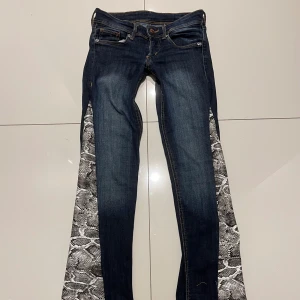 Super lågmidjade jeans med djurmönster - Super låg midja  Nitar på fickorna  