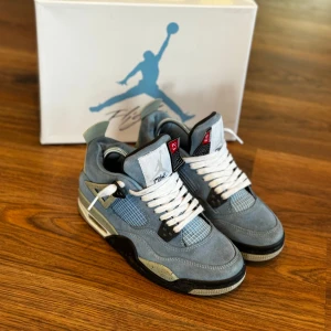 Jordan 4 unc storlek 38 - Jordan 4 unc storlek 38 bra skick knappt använda har växt ut dom, dom stor bara hemma 
