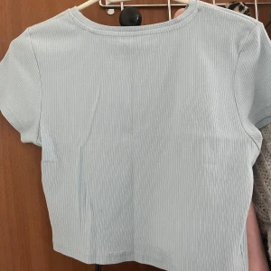 Topp - Säljer min ljusblåa t-shirt som inte kommer till användning längre och är i jättebra skick!! 💕