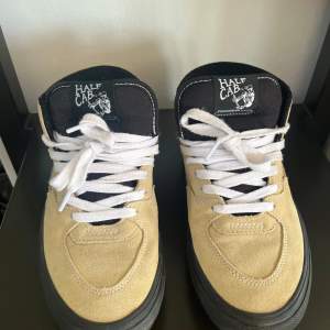  Vans Half Cab sneakers i beige mocka med svart sula. Skorna är knappt använda. Perfekta för skateboarding eller vardagsbruk!