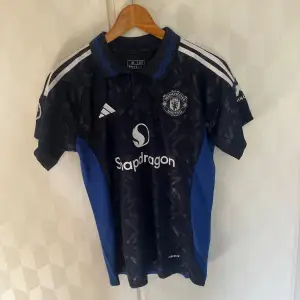 Manchester United bortatröja säsong 24/25Nypris är ca 1200kr. Storlek L. Aldrig använd💪