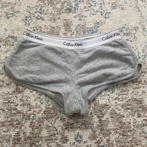 Calvin Klein shorts - Grå mjukis- shorts från Calvin Klein. Använt skick🤍