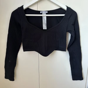 Stickad topp - En jättefin stickad croppad topp från Zara! De vita prickarna på är noppor som lätt går att ta bort, annars inga defekter och i gott skick. Står i storlek M-L men passar mig som är S med lite större byst, stretchigt material.