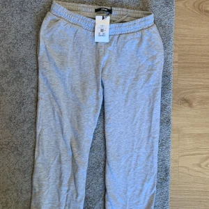 Låga utsvängda mjukisbyxor - Helt nya mjukisbyxor från bikbok, låga och utsvängda. Tyvärr lite korta för mig.