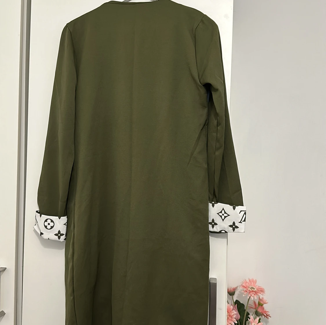 Olivgrön lång jacka med mönstrad insida - 92