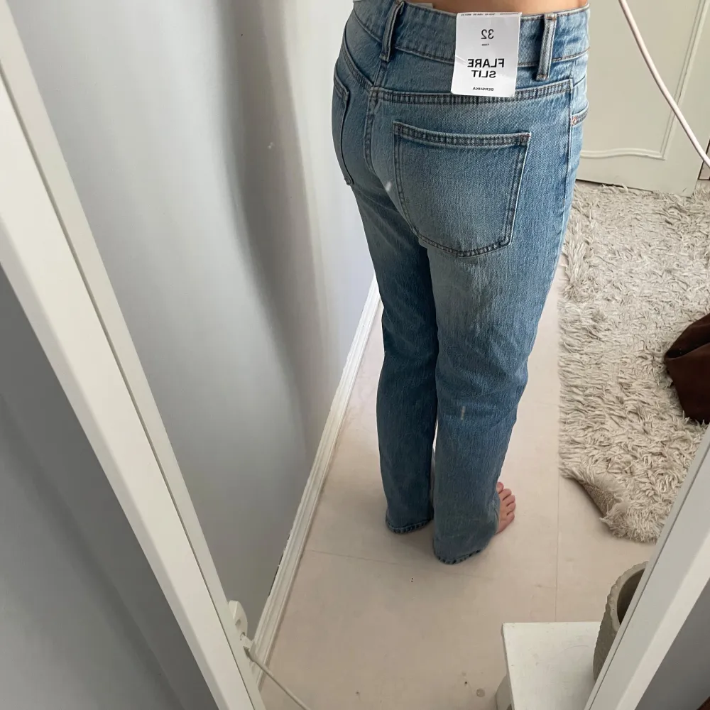 Jeans från bershka i storlek 32, har funnits en slits nere vid fötterna men har sytt igen den. Jeans & Byxor.