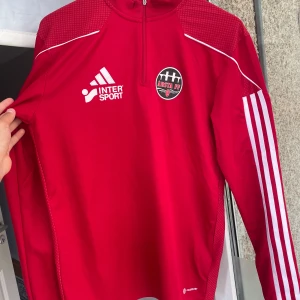 Årsta FF Träningströja - Storlek M, tröjan är knappt använd inte sliten alls. Är öppen för bud inget fast pris!