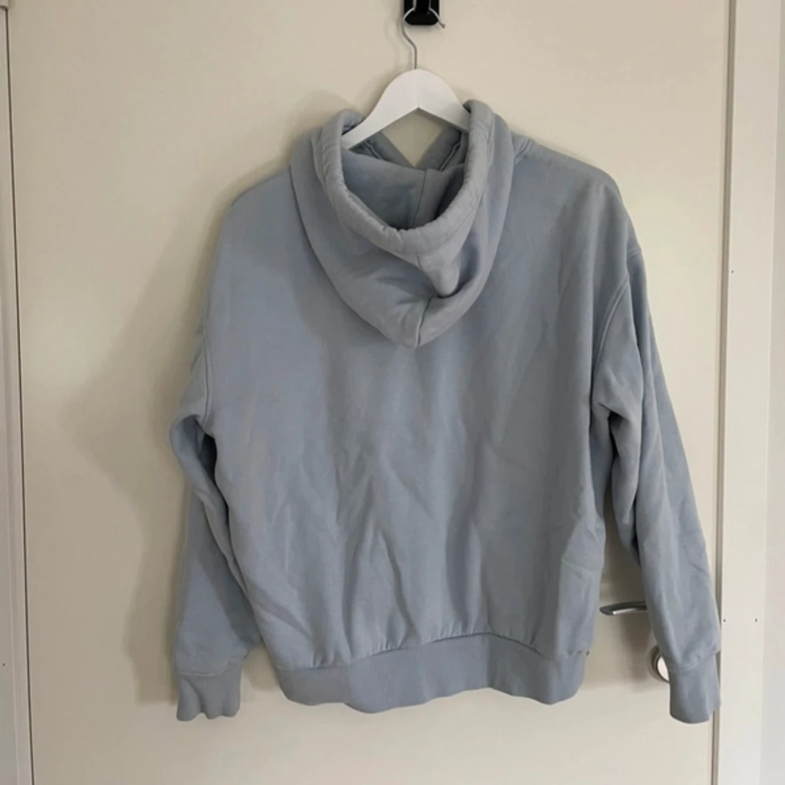 Ljusblå hoodie - 90