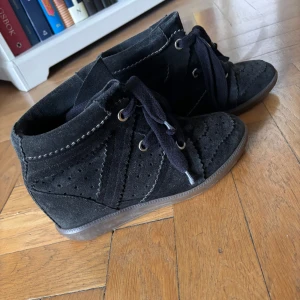 Isabel marant sneakers - Säljer nu mina fina isabel marant skor då dem inte kommer till så stor användning, skriv för fler frågor och bilder💕