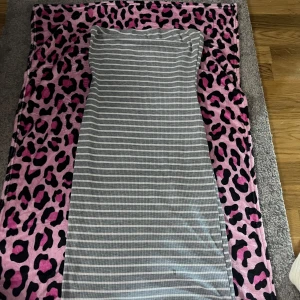 Off shoulder klänning  - Söt och i bra skick 