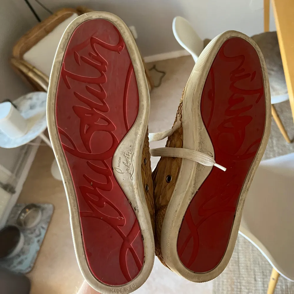 Höga louboutins i pyton läder, size 41 köpta i Frankrike second hand 2023. Kontakta gärna vid frågor / John. Skor.