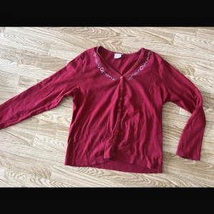 Röd långärmad  - Knappar hela vägen, supersöt blommig långärmad. Mycket bra skick, superbekväm.