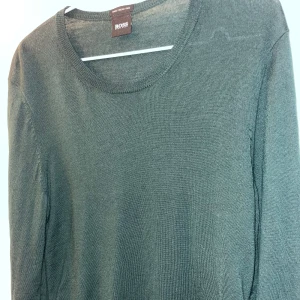 BOSS tröja - M - OBS: Liten i storlek  Nästintill orörd BOSS tröja i mörkgrön Skitsnygg med en vit skjorta  undertill  Passar för dig som har storlek S vanligtvis