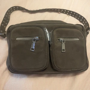 Noella väska  - Väska från märket noella.  Brun färg Väldigt bra skick, inga defekter 