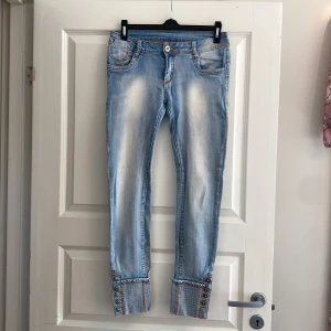 Jeans med strass stenar - Använda i gott skick fattas lite strass stenar på fickorna och längst ner på ben slutet stretch 