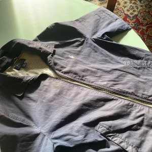 Polo ralphlauren jacka  - Jätte fin polo ralphlauren jacka som är perfekt nu för tidig höst, pytte lite defekter!  Säljer denna pga att den är för liten! Passade vädligt bra på mig när jag var 167-170 drygt under och över funkar också perfekt! XL - barnstorlek. Org pris -1200