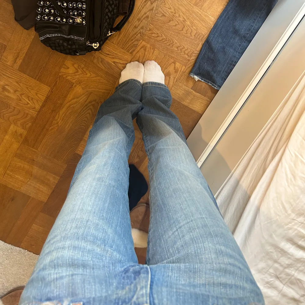 så så snygga, helt oanvända med lappar kvar. Från wrangler. Midjemått rakt över 37 och innerbenslängden 87, jag är 168. Jeans & Byxor.