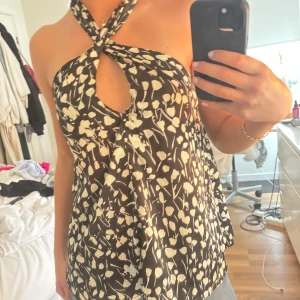 Söt blus från zara🤍 - Jättefin blus/topp från Zara i storlek XS med stretch runt ryggen!💓