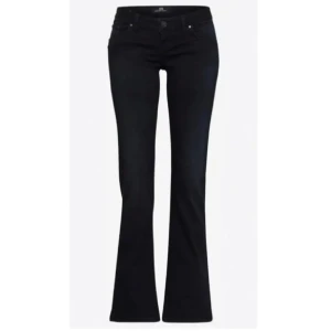 ltb jeans - ! lånad bild ! jag säljer mina ltb jeans i färgen nattblå, modellen är valerie och storlek w24 L34. säljer då dom inte kommer till så mycket användning, inga defekter!!🙌🏼🙌🏼