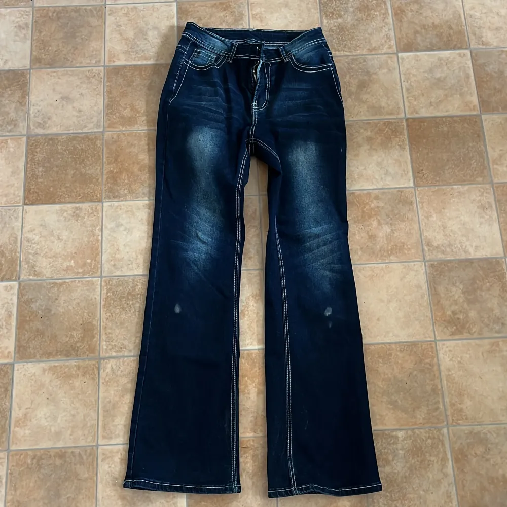 svinnnn snygga jeans! Köptes för 340 på sellpy ❤️ storlek M men passar nog xs och S . . Jeans & Byxor.